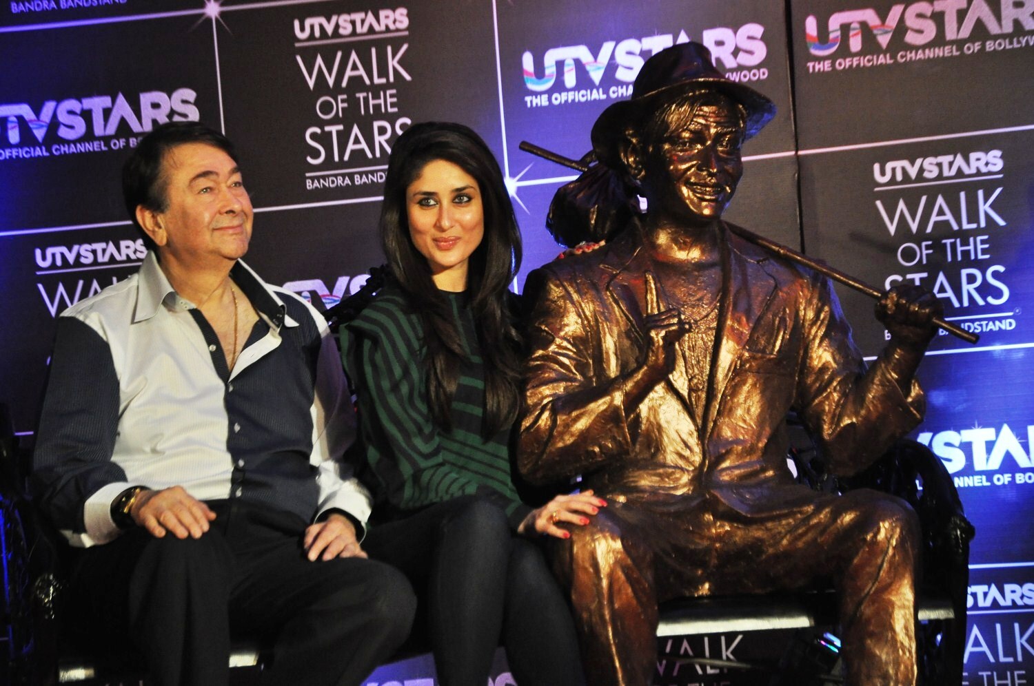 Randhir Kapoor with daughter Kareena Kapoor posing with Raj Kapoor