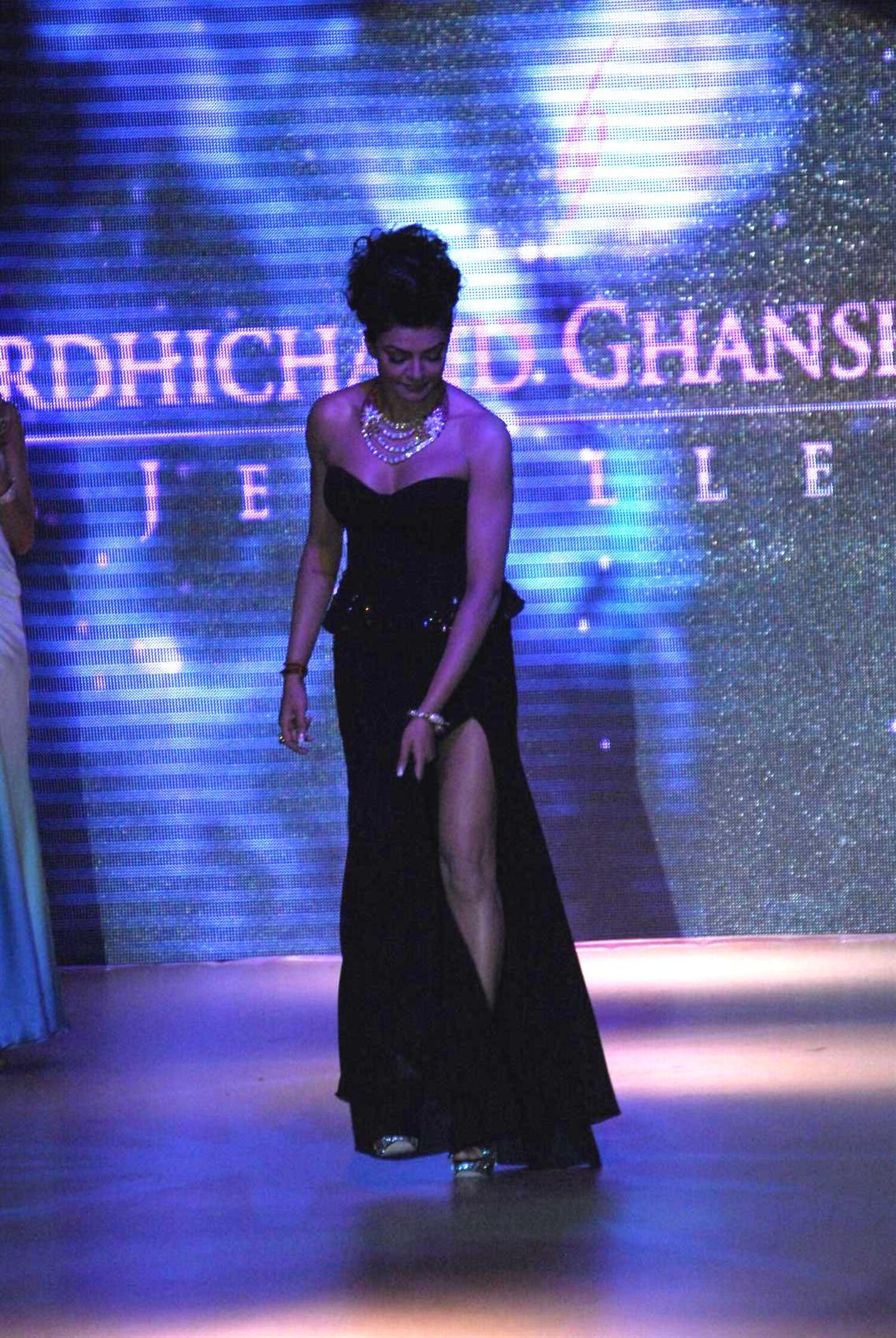 Sushmita Sen facing wardrobe malfunction the ramp during Birdichand