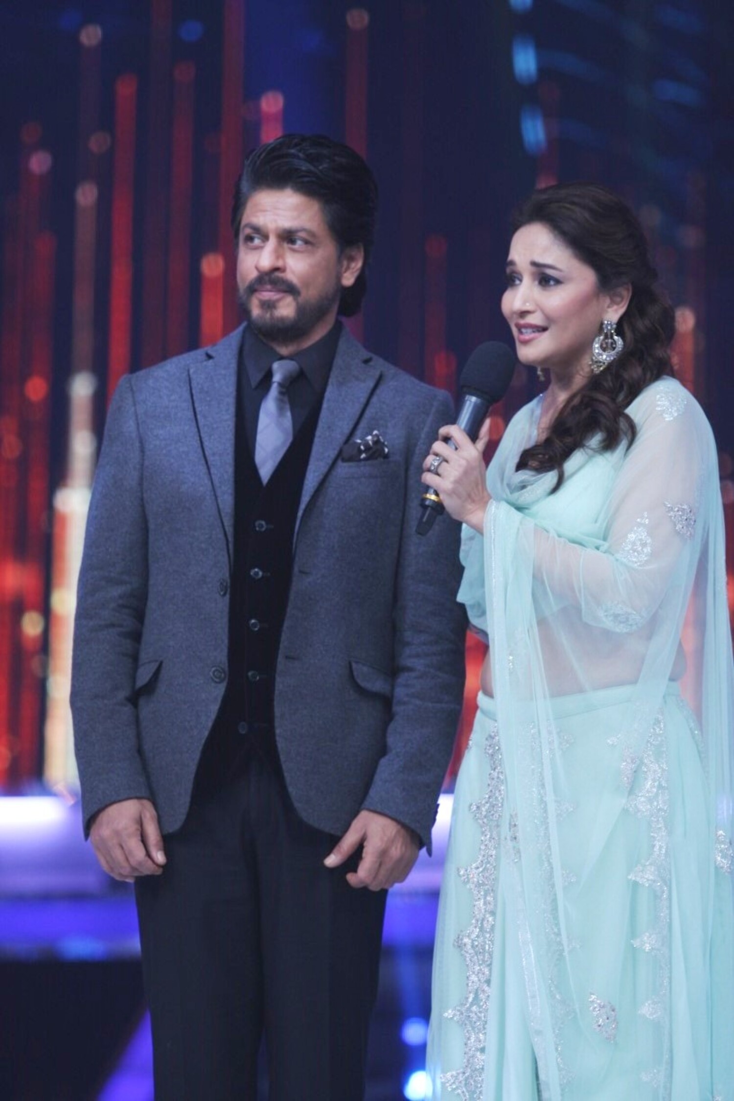 Shah Rukh Khan With Madhuri Dixit On The Sets Of JDJ Season 6 In Mumbai ...