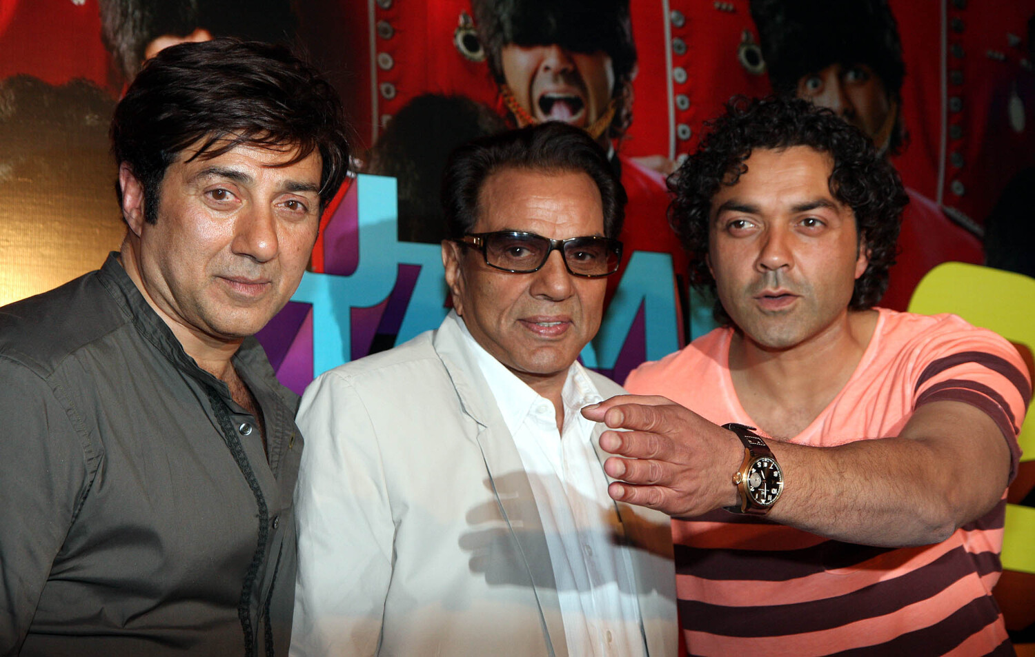  - vp2p1k61pimgv9hr.D.0.Dharmendra-with-sons-Sunny-Deol-and-Bobby-Deol-at-film-YAMLA-PAGLA-DEEWANA-2-first-look-launch-in-Mumbai--4-