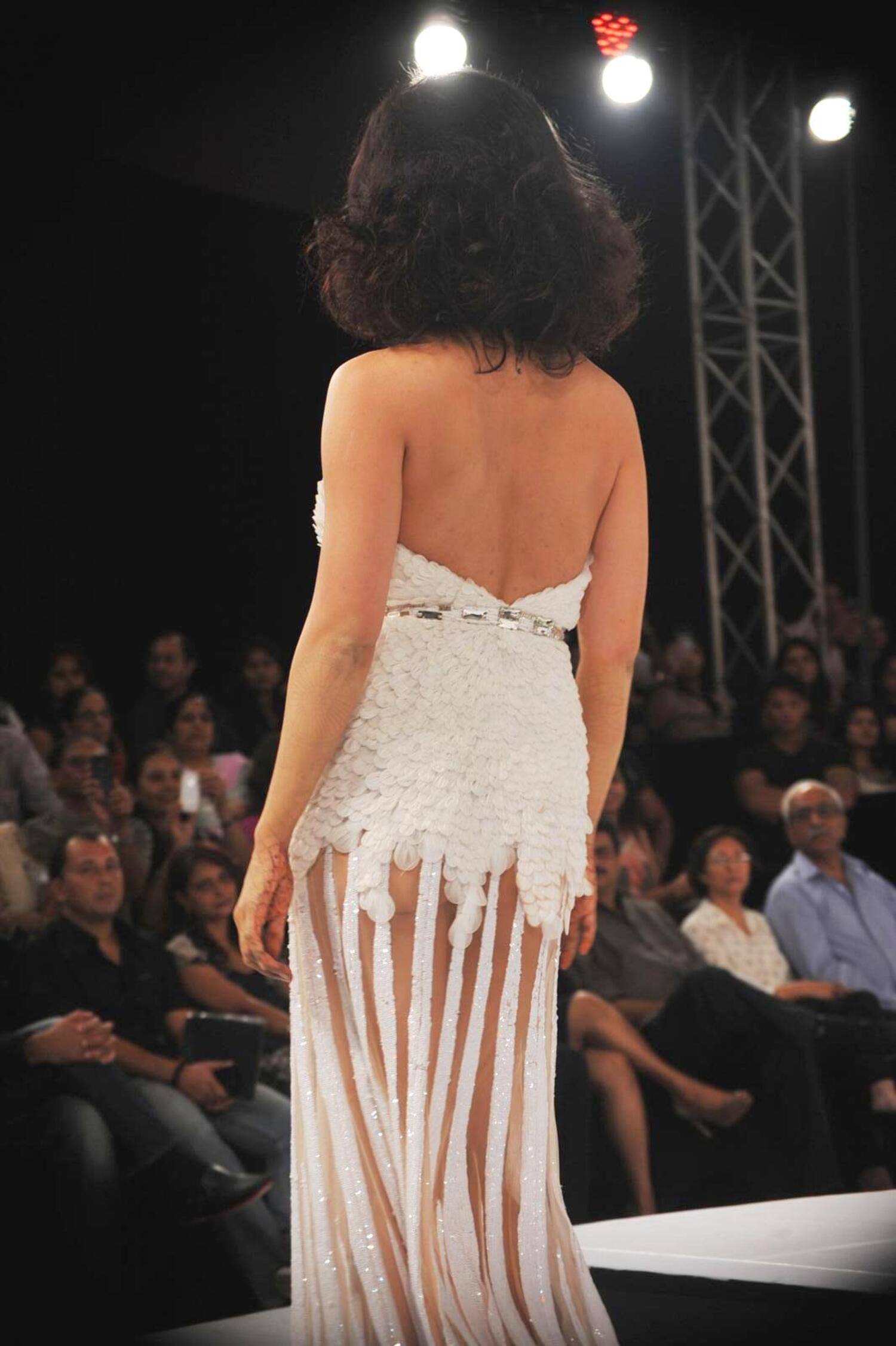 Wardrobe Malfunction Of Kangana Ranaut As Showstopper For Gavin