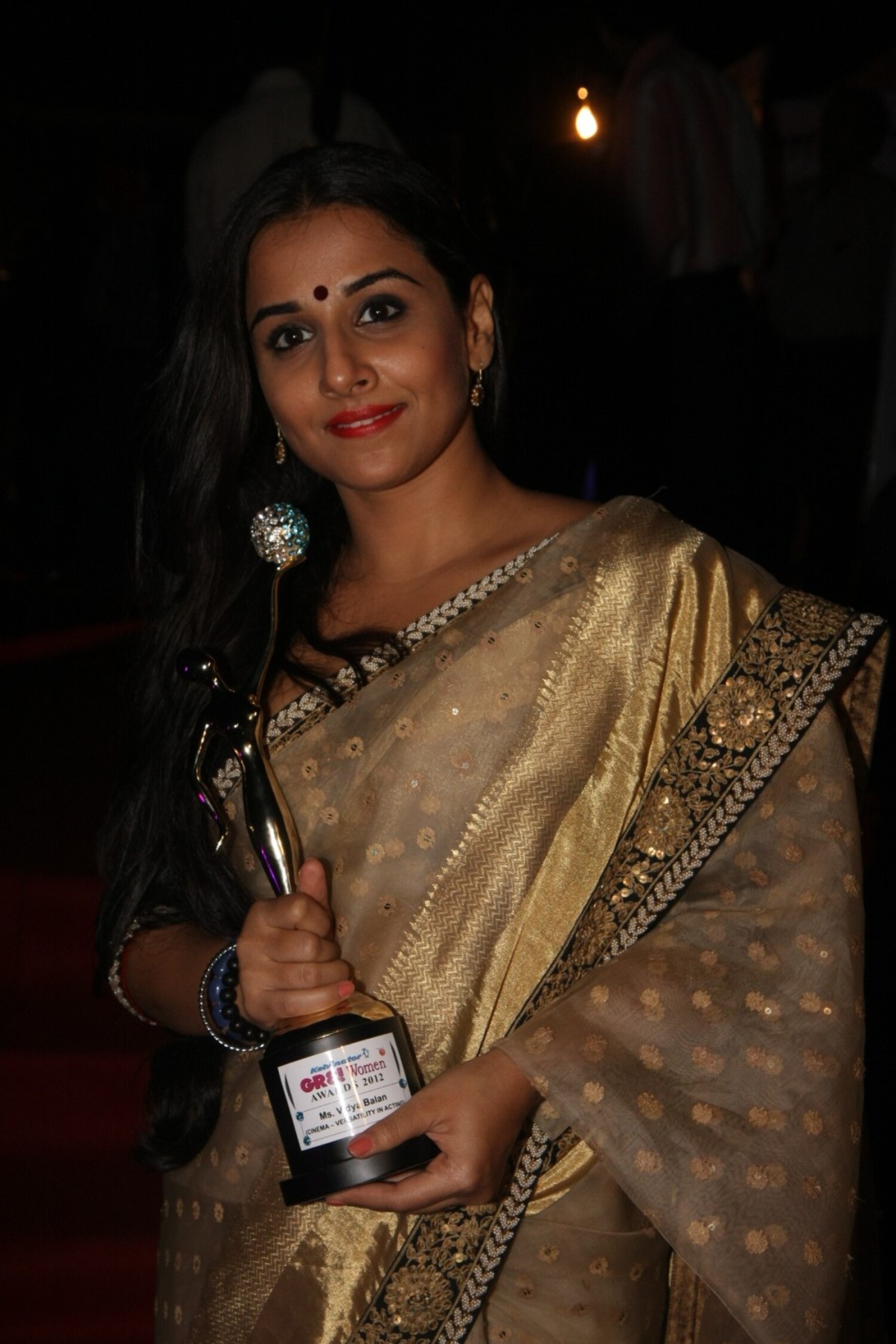 Vidya Balan Posing With Her Award At Kelvinator Gr8 Women Awards 2012 ...