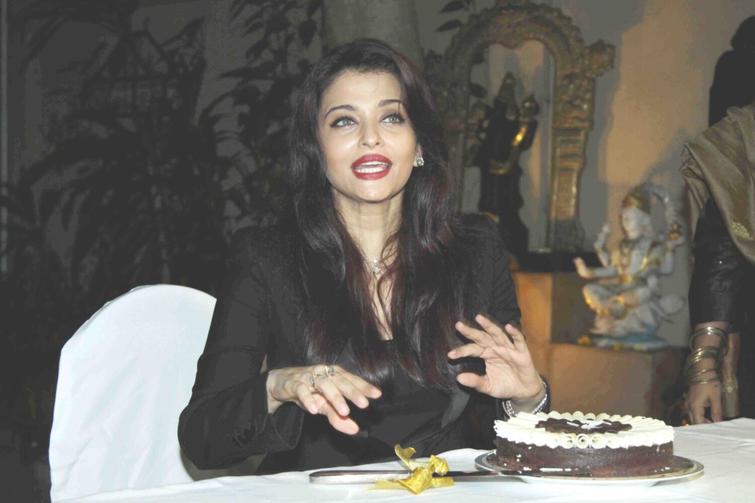 Aishwarya Rai Bachchan Cutting Her Birthday Cake At Her 41st Birthday