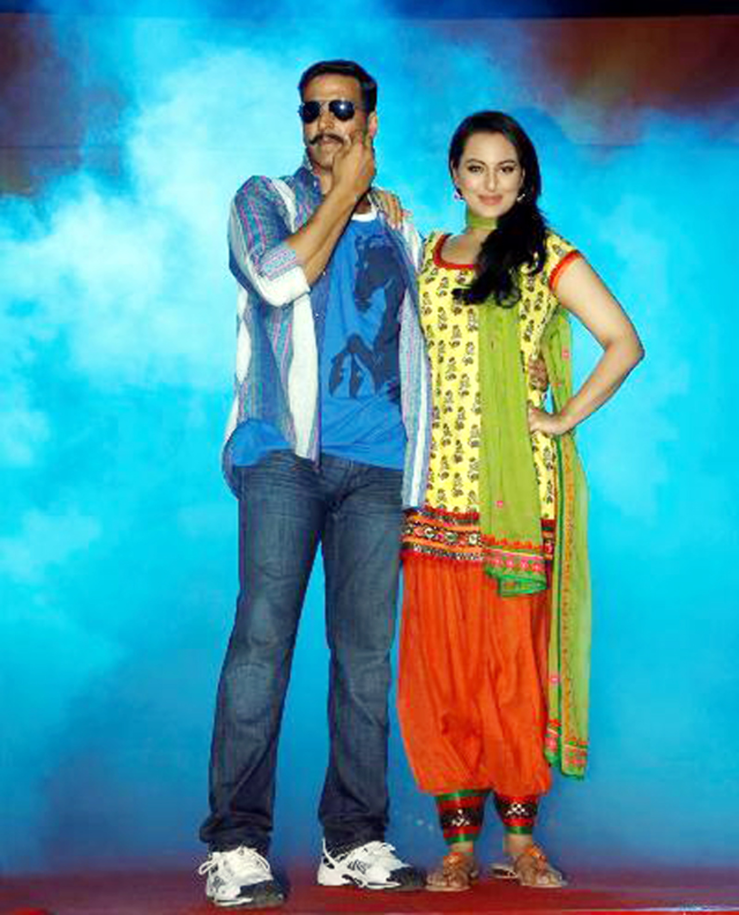 Sonakshi Sinha With Akshay Kumar At Film Rowdy Rathore First Look Launch At Bdd Chawl Grounds In