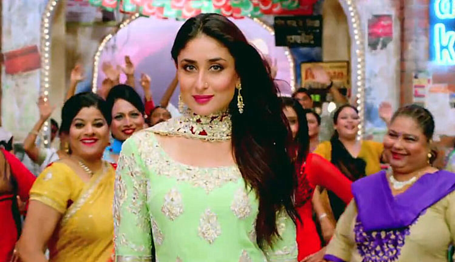 Kareena Kapoor Bajrangi Bhaijaan Movie Song Pic : kareena kapoor photos