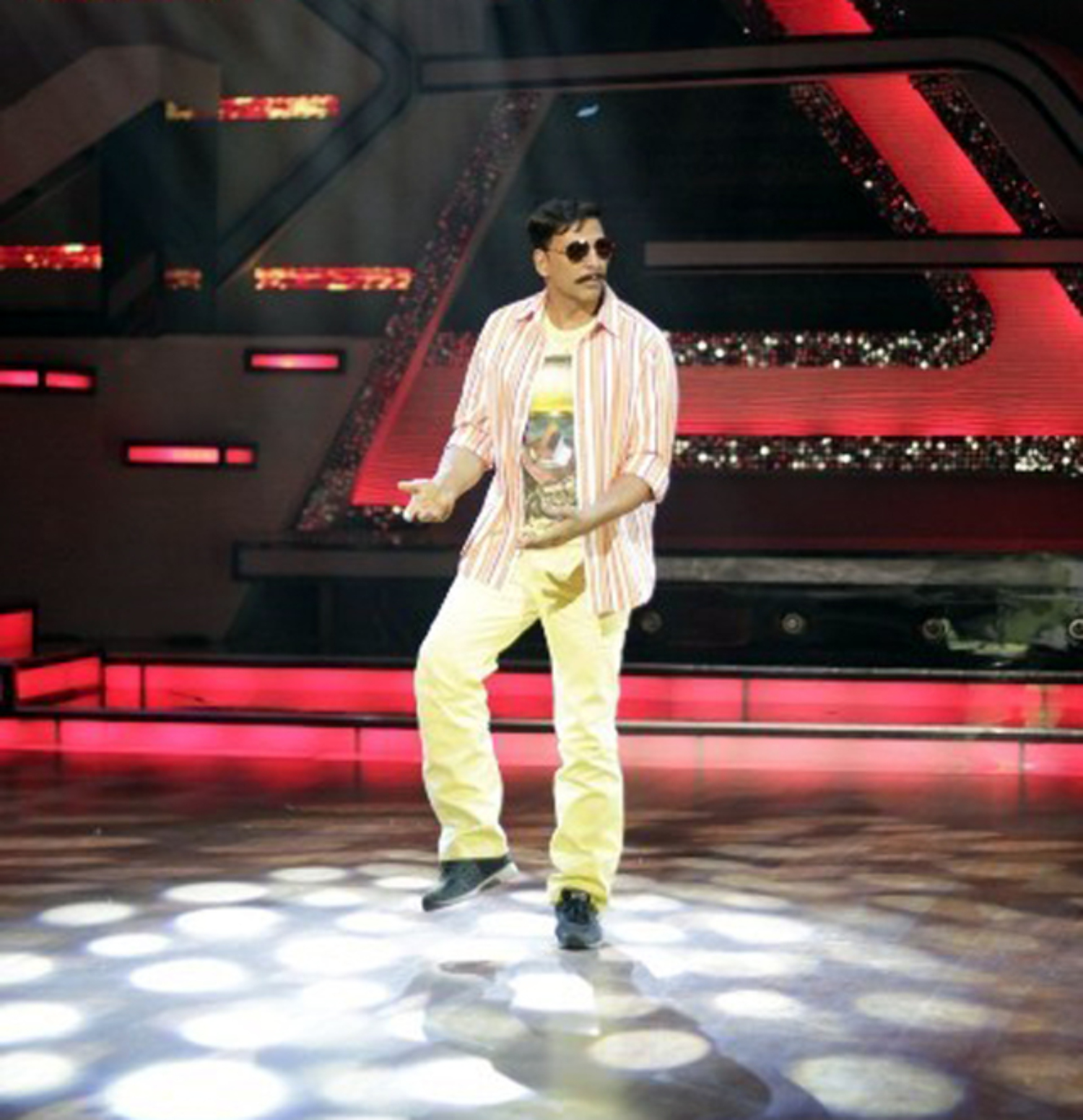 Akshay Kumar Dancing At ROWDY RATHORE Promotions On Sets Of Dance India ...