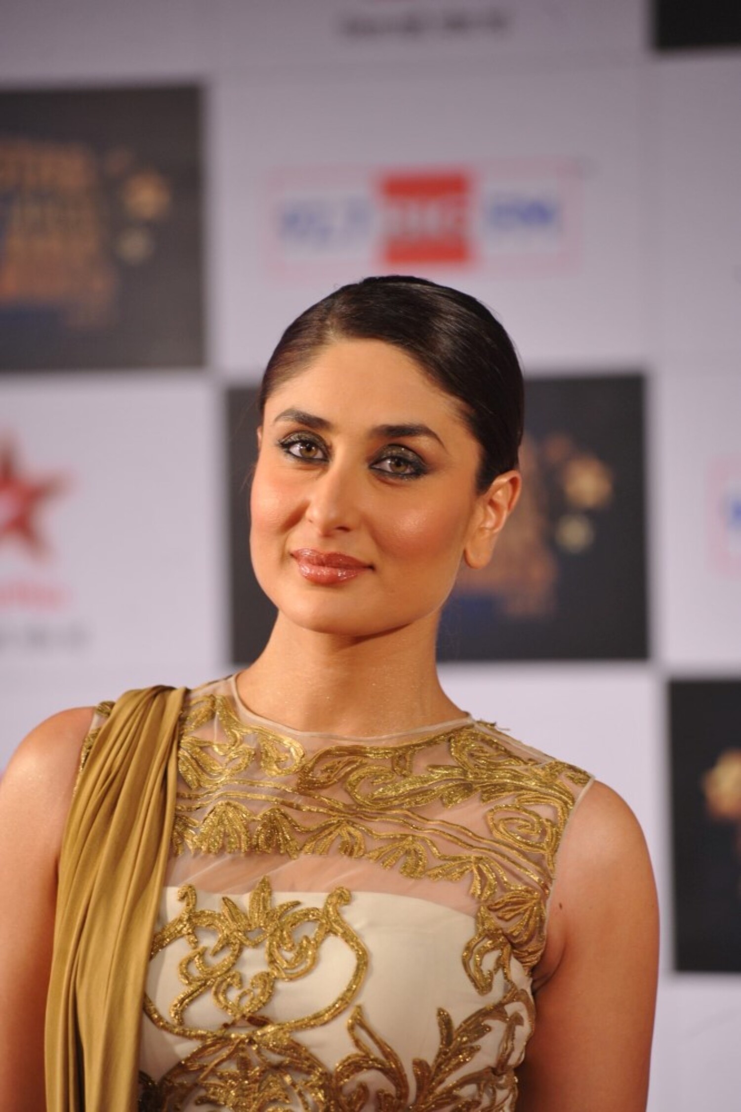 Kareena Kapoor Khan at BIG STAR ENTERTAINMENT AWARDS 2013 in Mumbai 1 ...