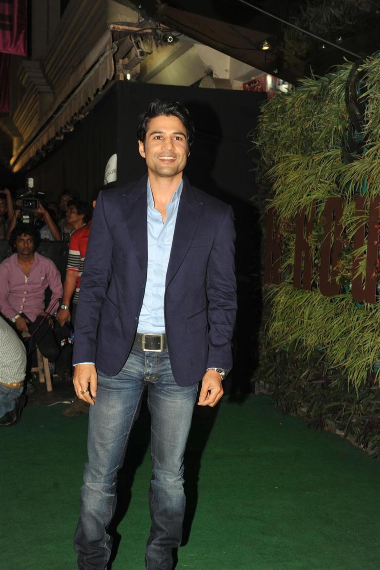 Rajeev Khandelwal at Suneil Shetty s two new stores Discovery and R ...