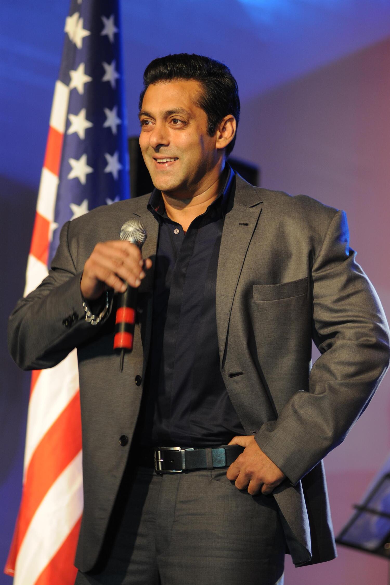 Salman Khan giving his speech at the 8th Indo American Corporate ...