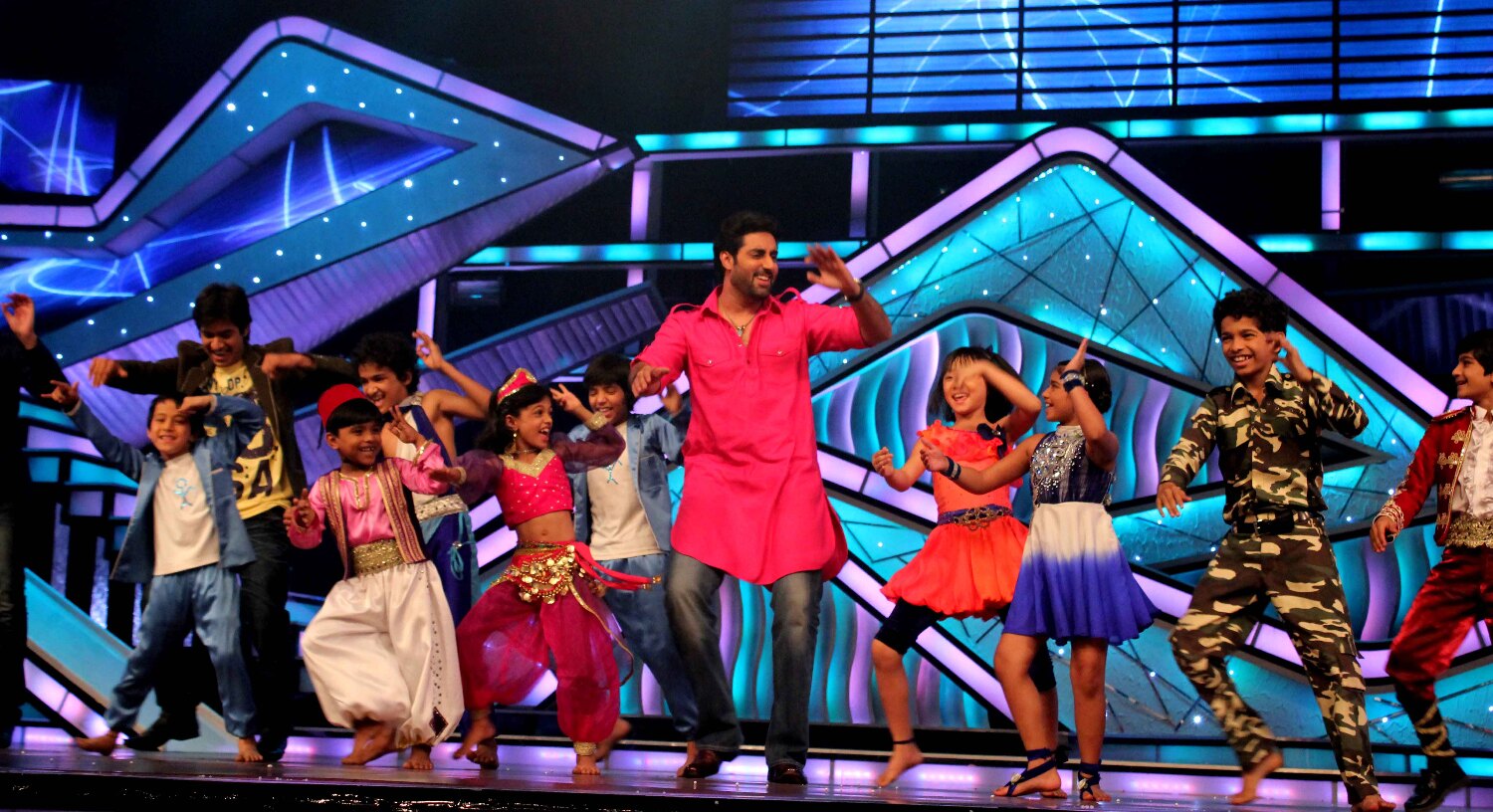 Abhishek Bachchan dancing with kids on Kajra Re song at Dance India ...