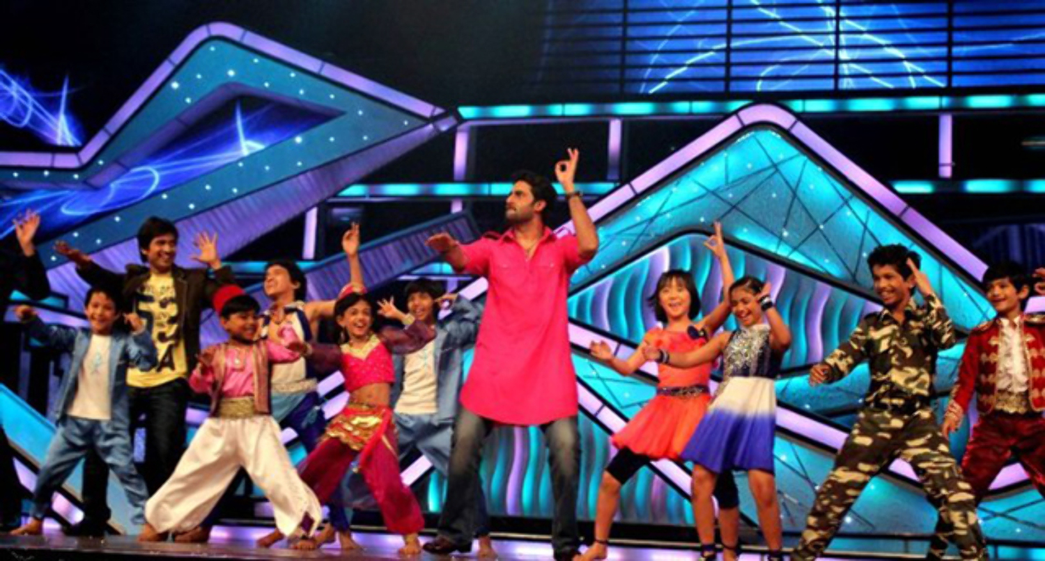 Abhishek Bachchan dancing with kids on Kajra Re song at Dance India ...