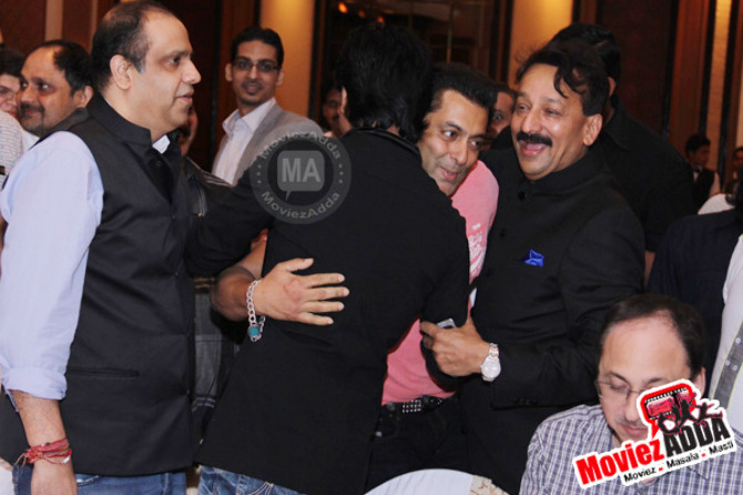 Salman Khan and Shahrukh Khan patch up moment at Baba Siddiques Iftar ...